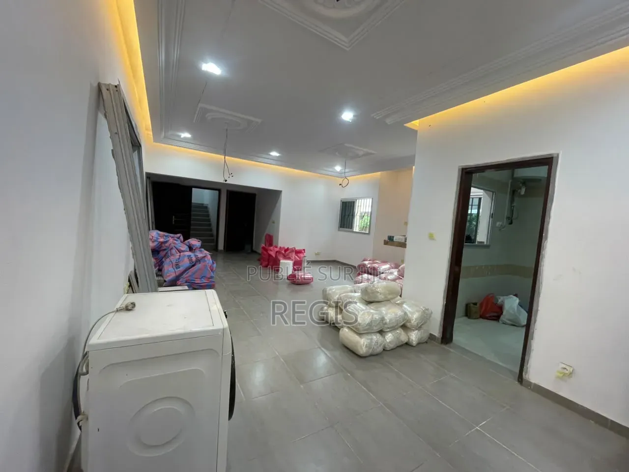 5chbre Duplex dans Regis, Cocody à Louer