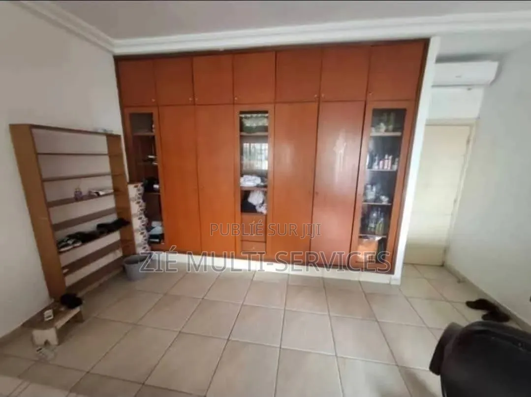 Meublé 9chbre Duplex dans Zié Multi-Services, Deux Plateaux à Vendre