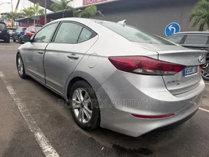 Hyundai Elantra Limited Sedan FWD (2.0L 4cyl 6A) 2017 Gris