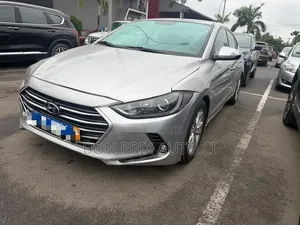 Hyundai Elantra Limited Sedan FWD (2.0L 4cyl 6A) 2017 Gris