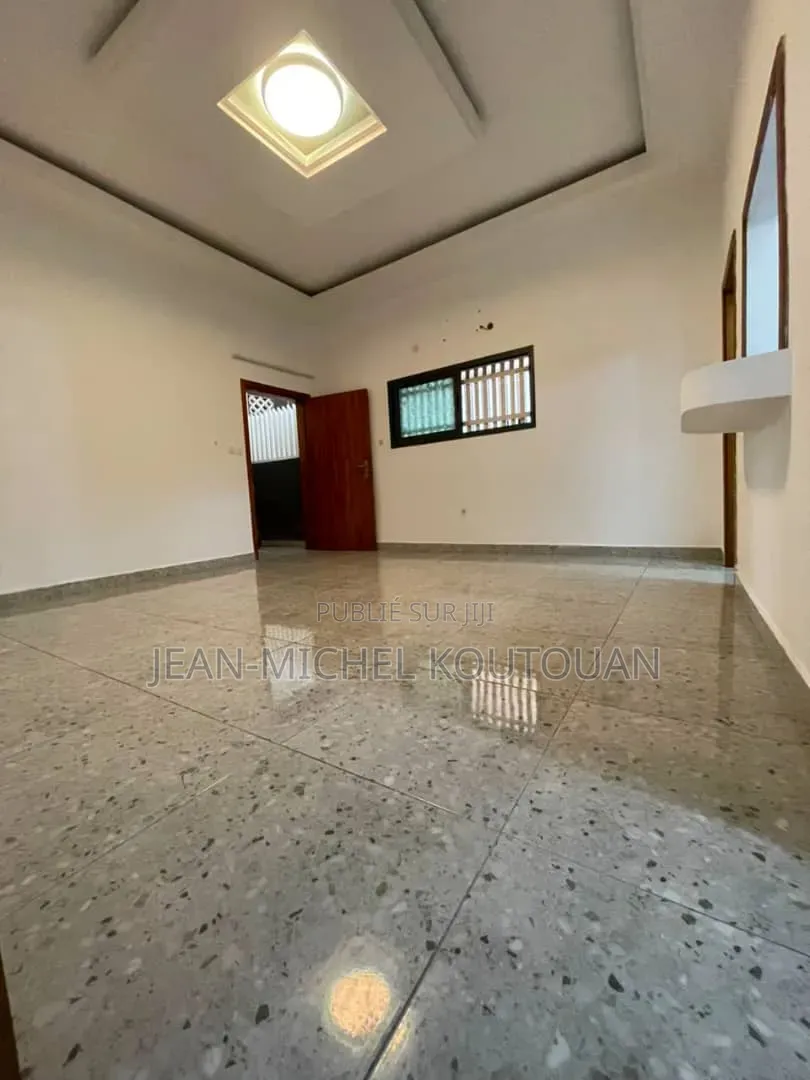 3chbre Appartement dans Cocody à Vendre