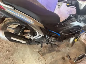 Moto 2024 Beige