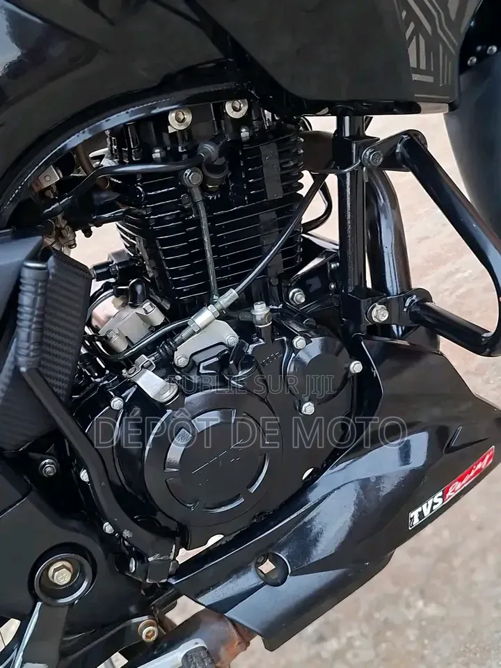 Nouveau TVS Apache 180 RTR 2025 Noir