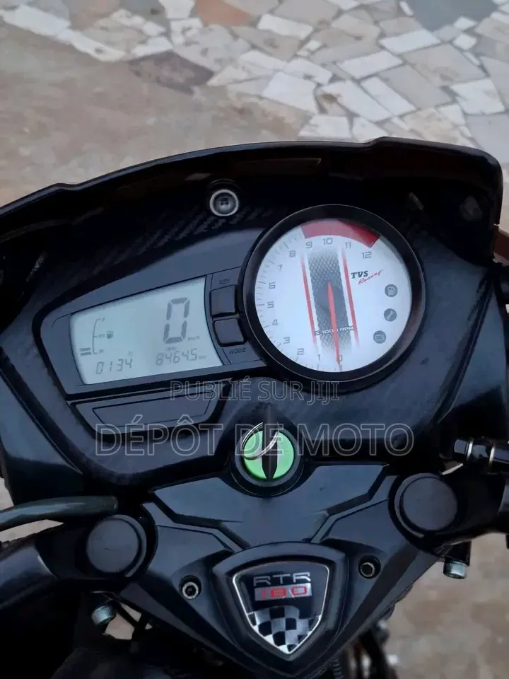Nouveau TVS Apache 180 RTR 2025 Noir