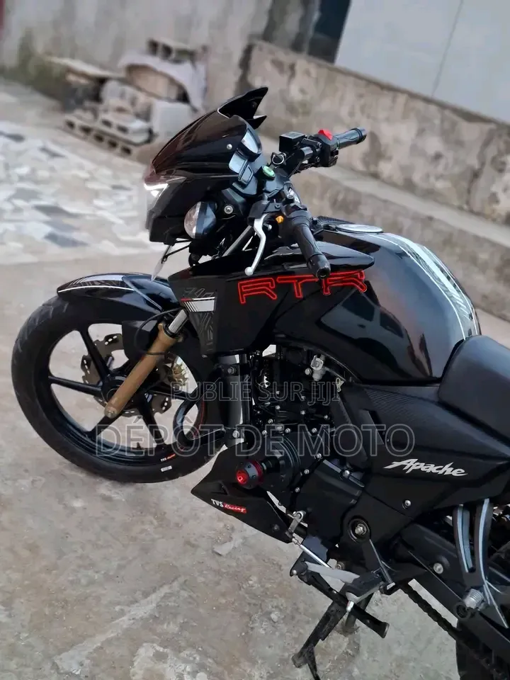 Nouveau TVS Apache 180 RTR 2025 Noir