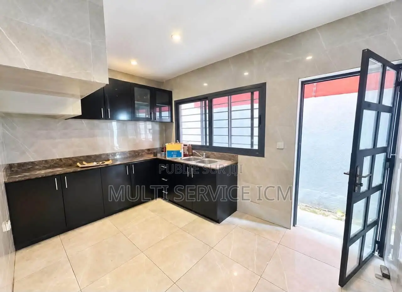 4chbre Duplex dans Ismaël Coulibaly, Cocody à Louer