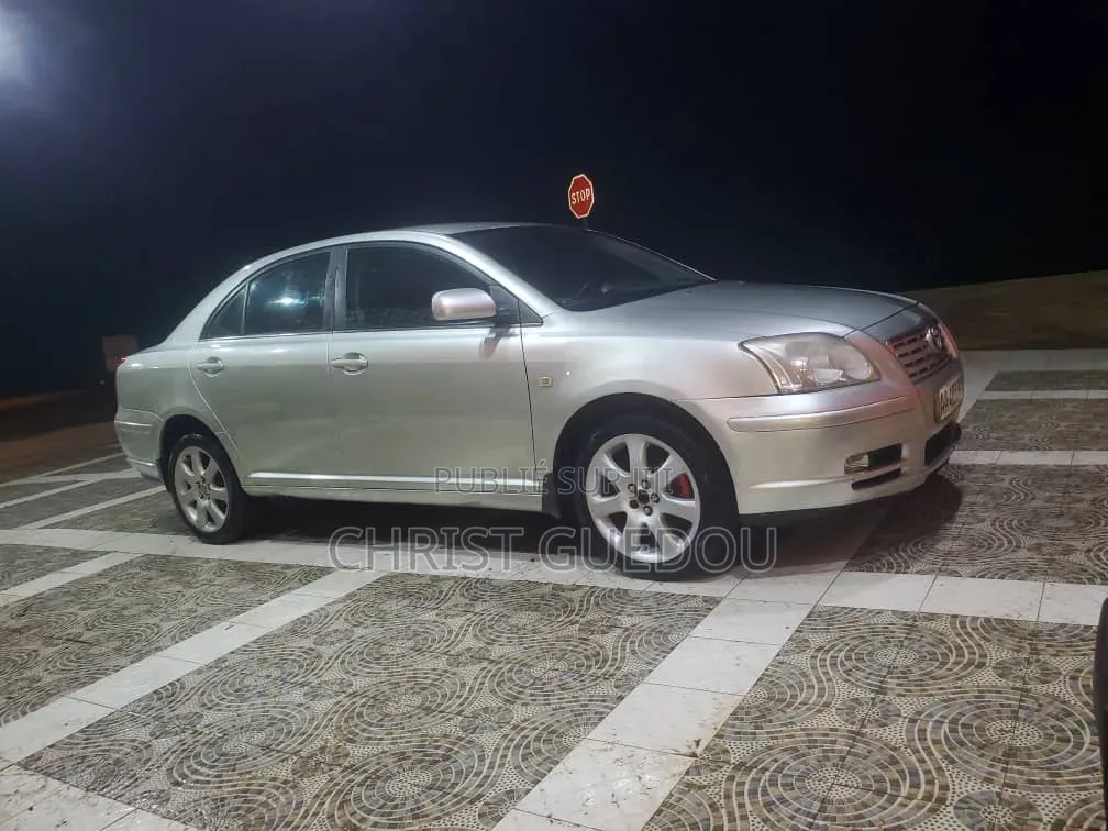 Toyota Avensis 2014 Gris