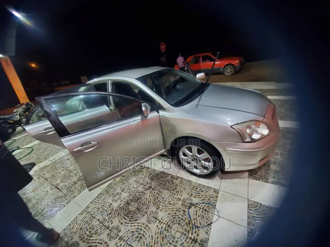 Toyota Avensis 2014 Gris