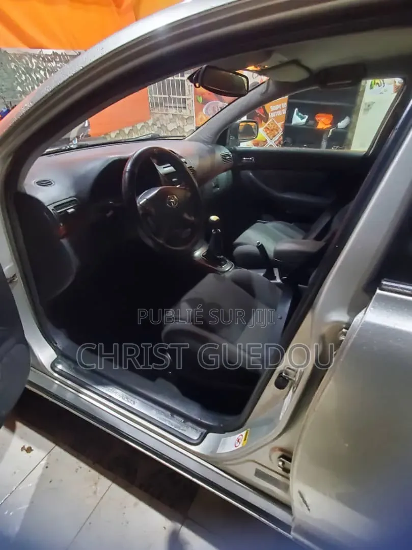 Toyota Avensis 2014 Gris