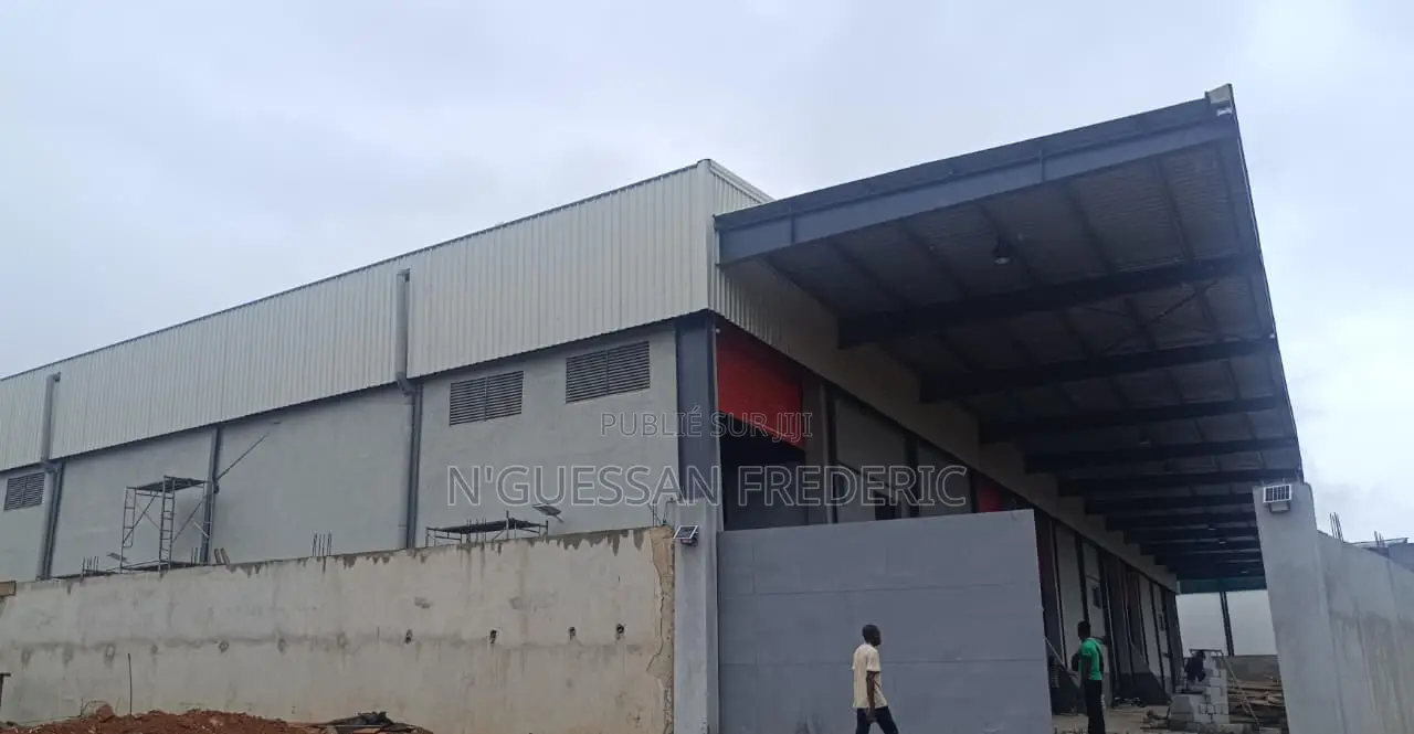Entrepôt, Yopougon PK24 en Face De l'Autoroute Des Entrepôt Neuf À Lou