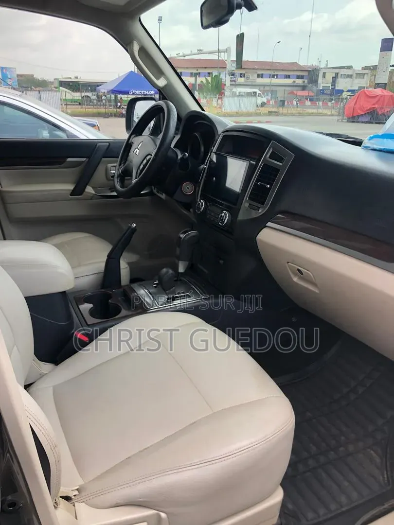Mitsubishi Pajero 2018 Gris