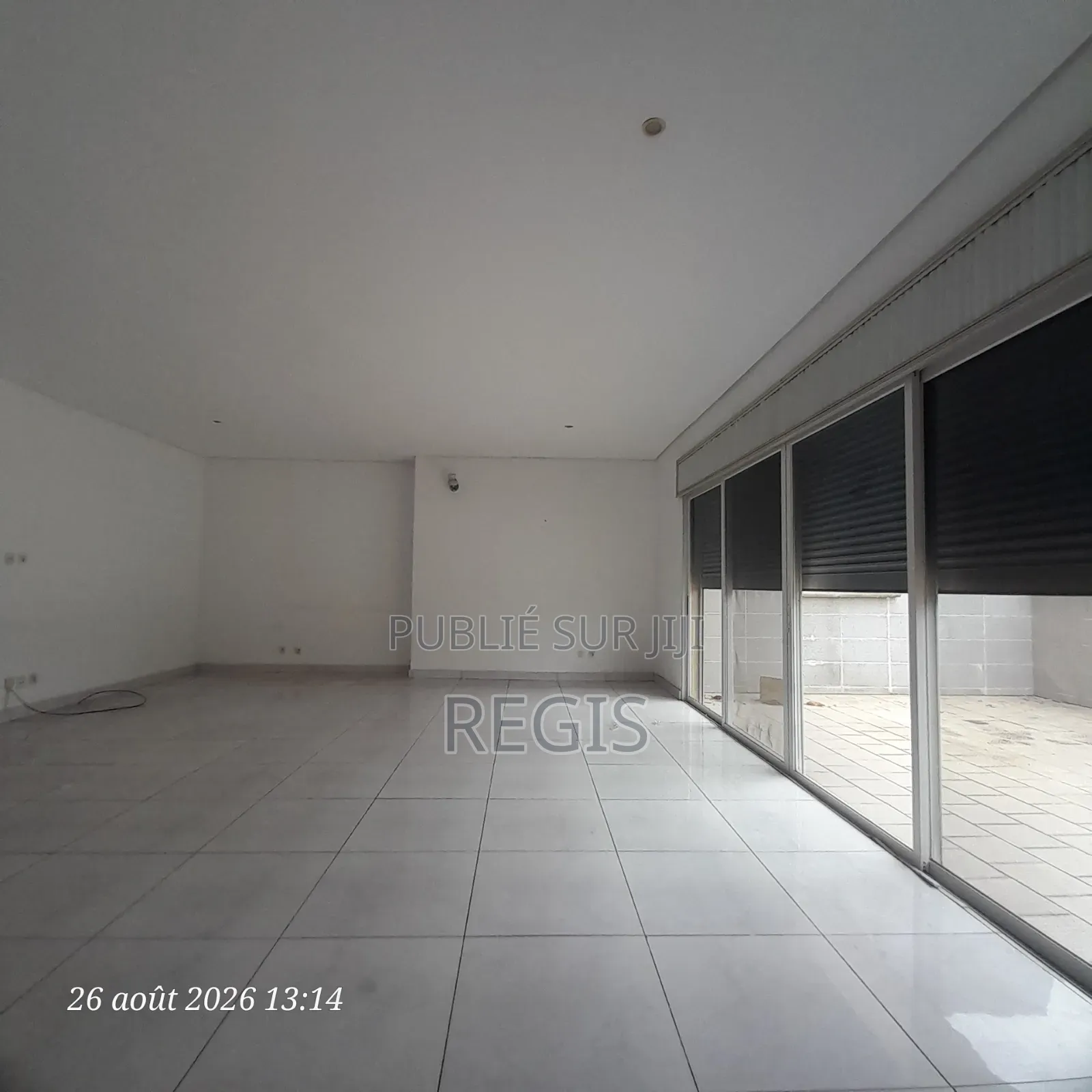 3chbre Appartement dans Regis, Cocody à Louer
