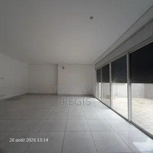 3chbre Appartement dans Regis, Cocody à Louer