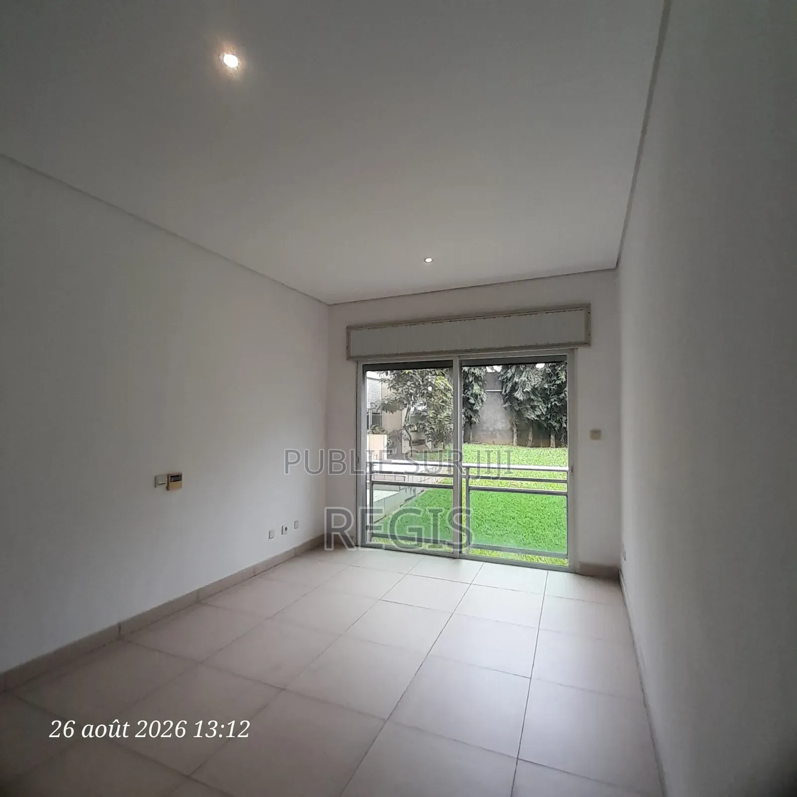 3chbre Appartement dans Regis, Cocody à Louer