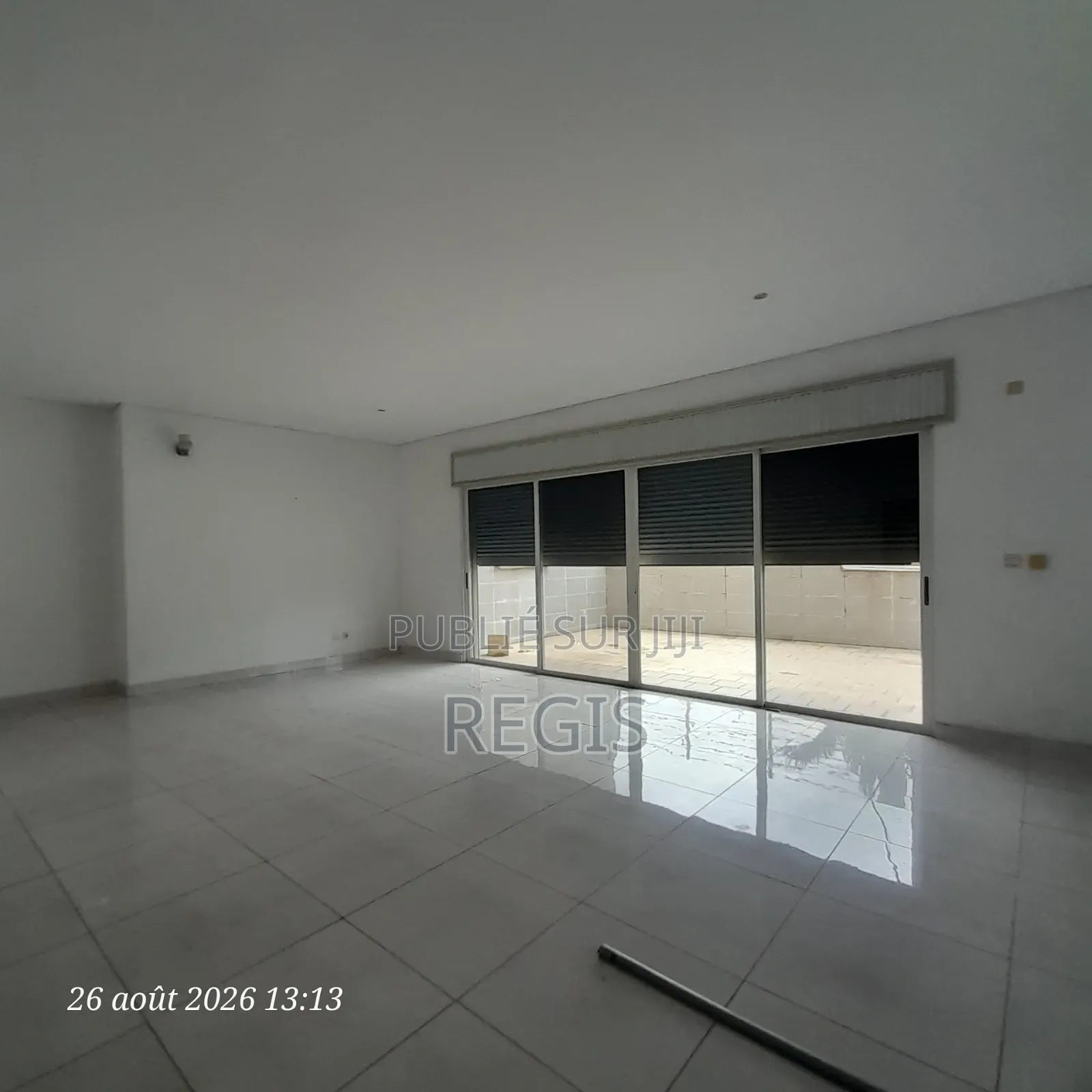 3chbre Appartement dans Regis, Cocody à Louer