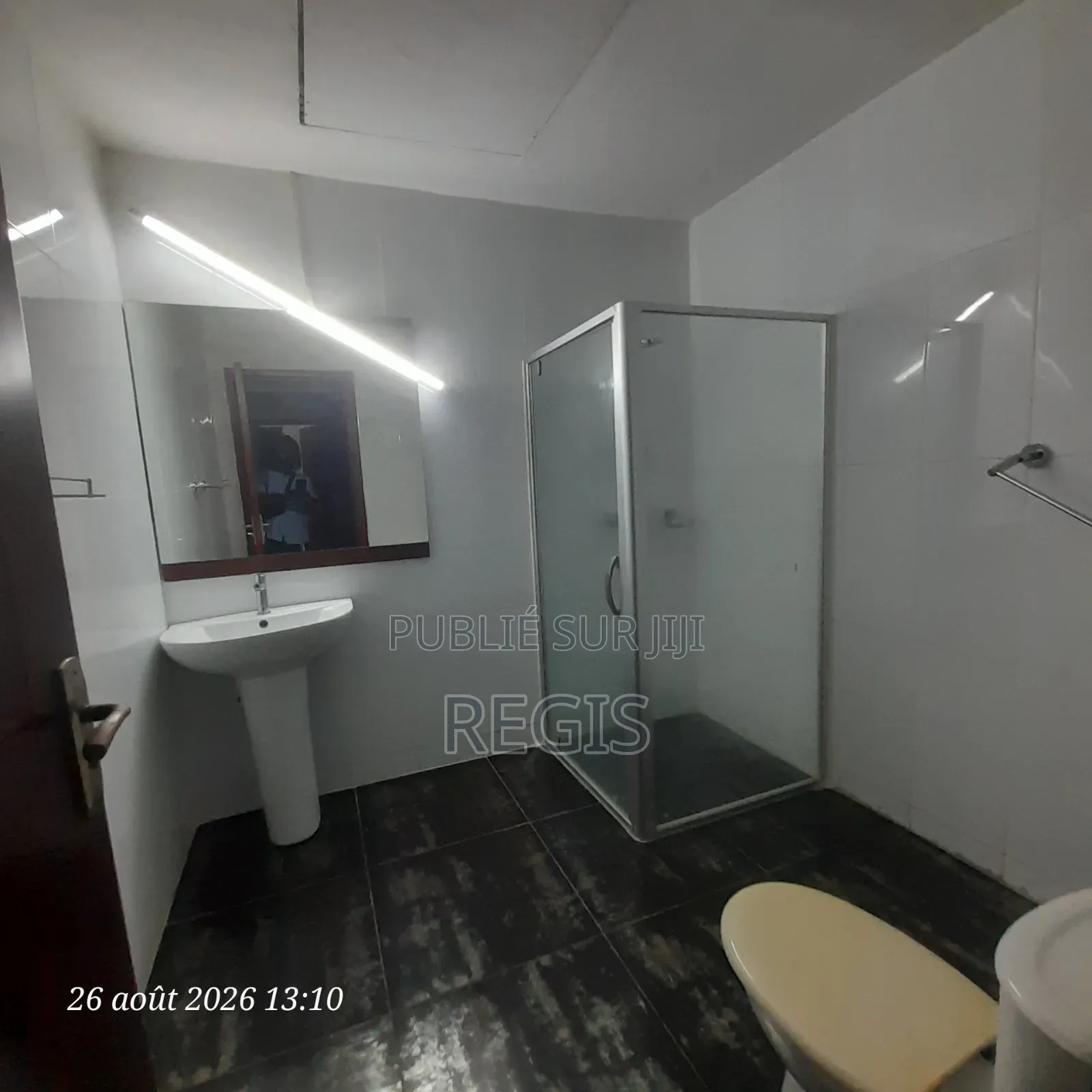 3chbre Appartement dans Regis, Cocody à Louer