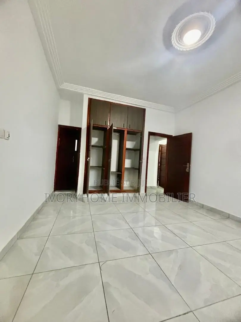 1chbre Appartement dans Cocody à Louer