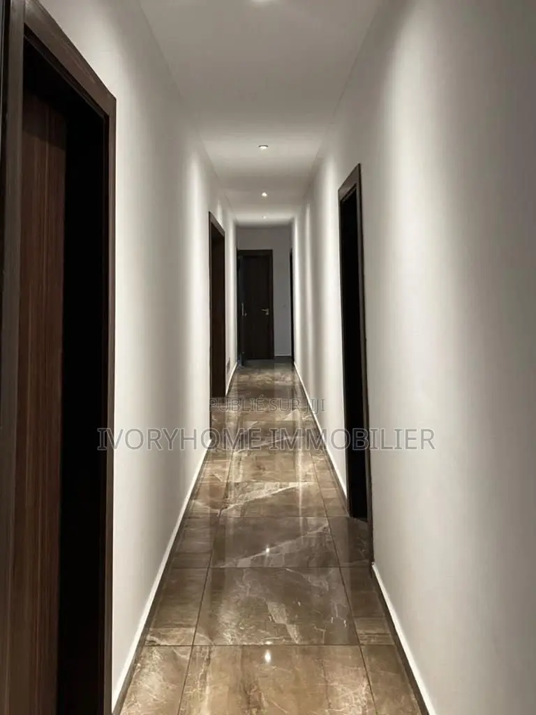 3chbre Appartement dans Cocody à Louer