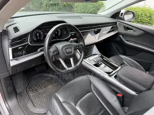 Audi Q8 2023 Gris