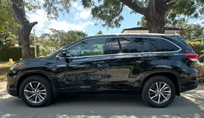 Toyota Highlander LE 4x2 (2.7L 4cyl 6A) 2018 Noir