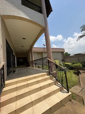 13chbre Appartement dans Duplex Cocody à Vendre