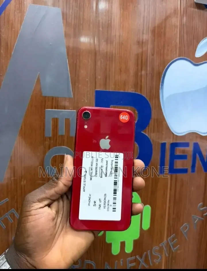 Le Téléphone Est Nouveau Dans Carton