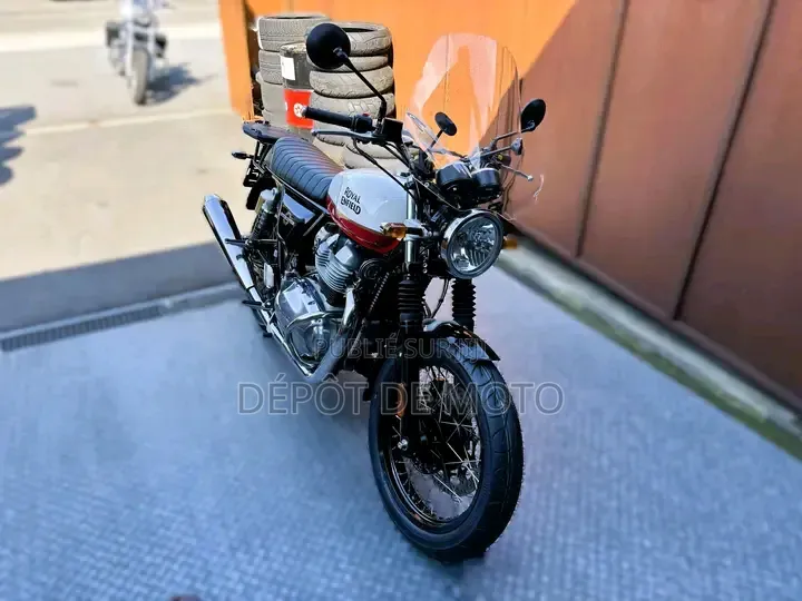 Royal Enfield Interceptor 650 2024 Blanc