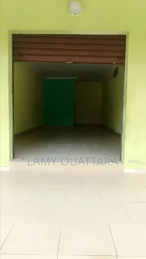 A Louer Grand Magasin a La Riviera Faya Route Dabatta