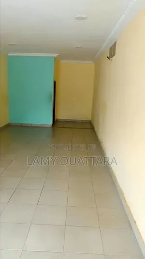 A Louer Grand Magasin a La Riviera Faya Route Dabatta