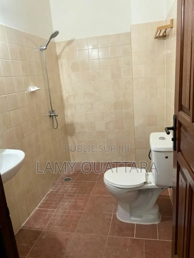 A Louer Grand Magasin a La Riviera Faya Route Dabatta
