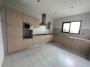 3chbre Appartement dans Francis Gweh, Le Plateau à Louer