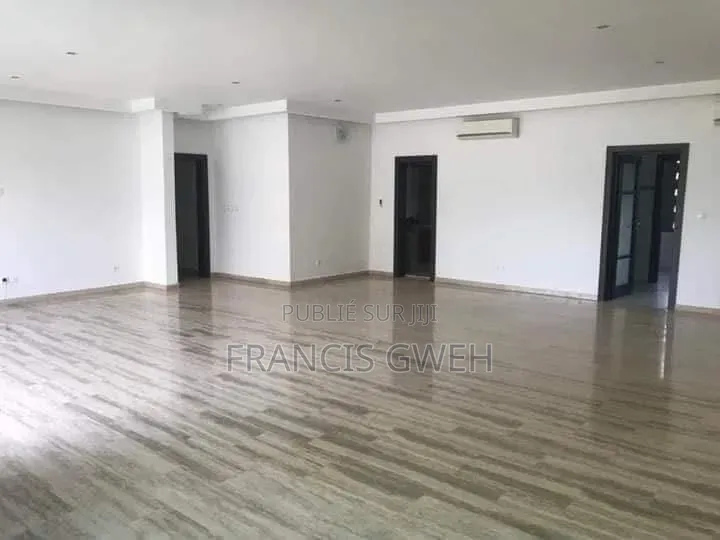 3chbre Appartement dans Francis Gweh, Le Plateau à Louer