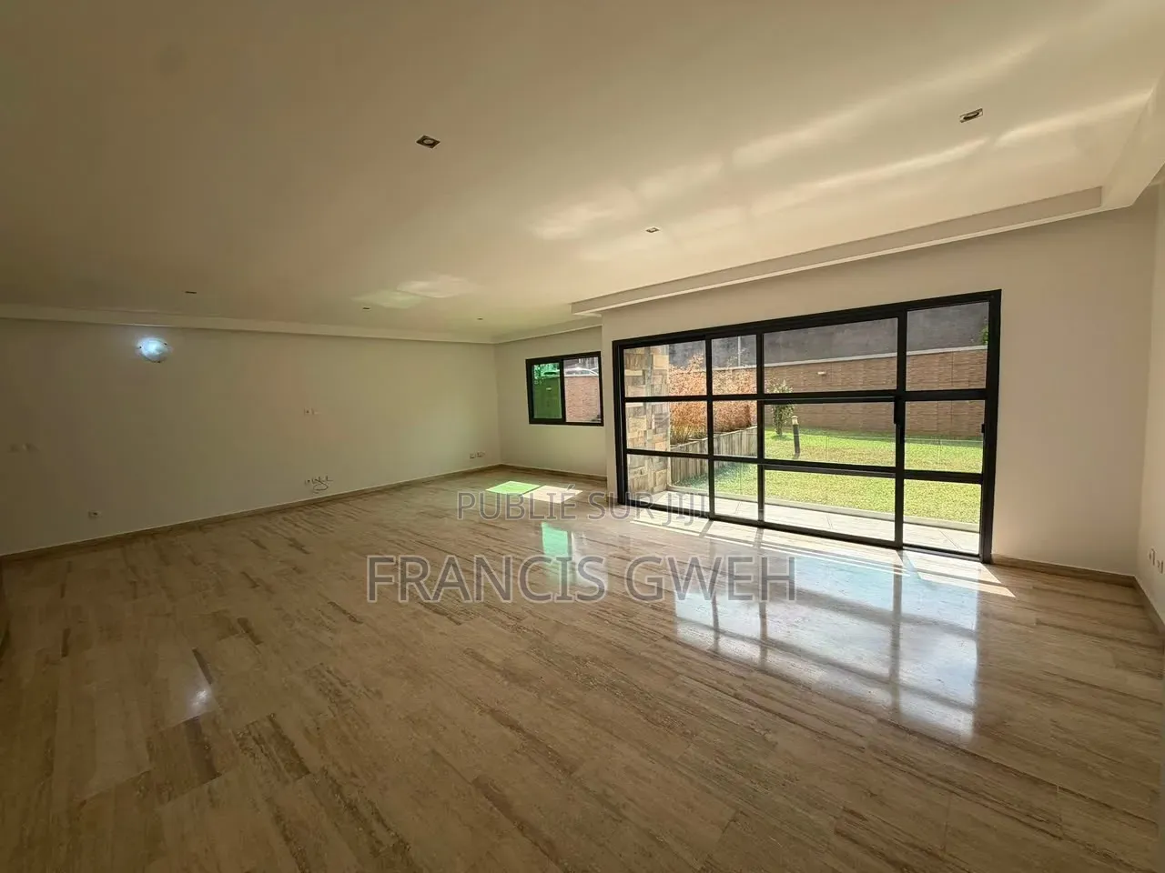 3chbre Appartement dans Francis Gweh, Le Plateau à Louer