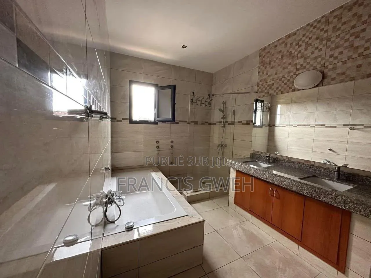 3chbre Appartement dans Francis Gweh, Le Plateau à Louer
