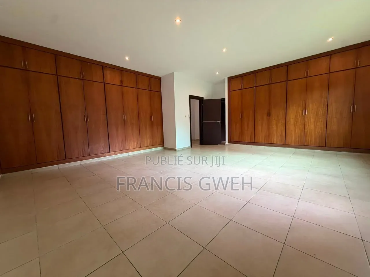 3chbre Appartement dans Francis Gweh, Le Plateau à Louer