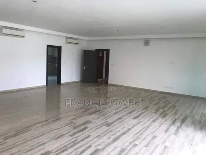 3chbre Appartement dans Francis Gweh, Le Plateau à Louer