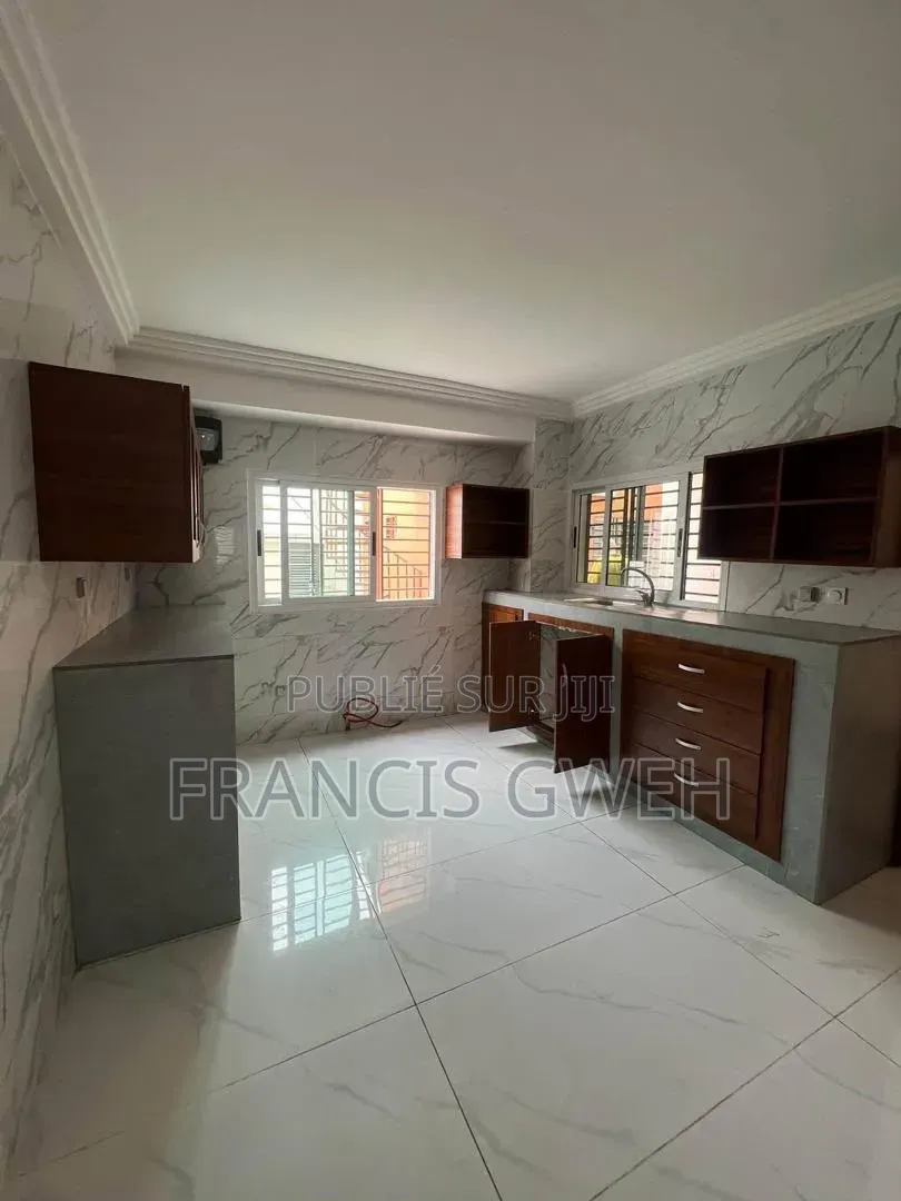 4chbre Duplex dans Francis Gweh, Cocody à Louer