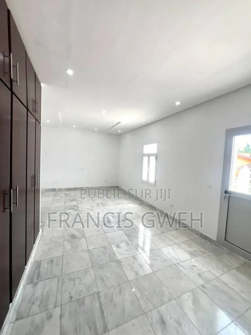 6chbre Duplex dans Francis Gweh, Cocody à Louer