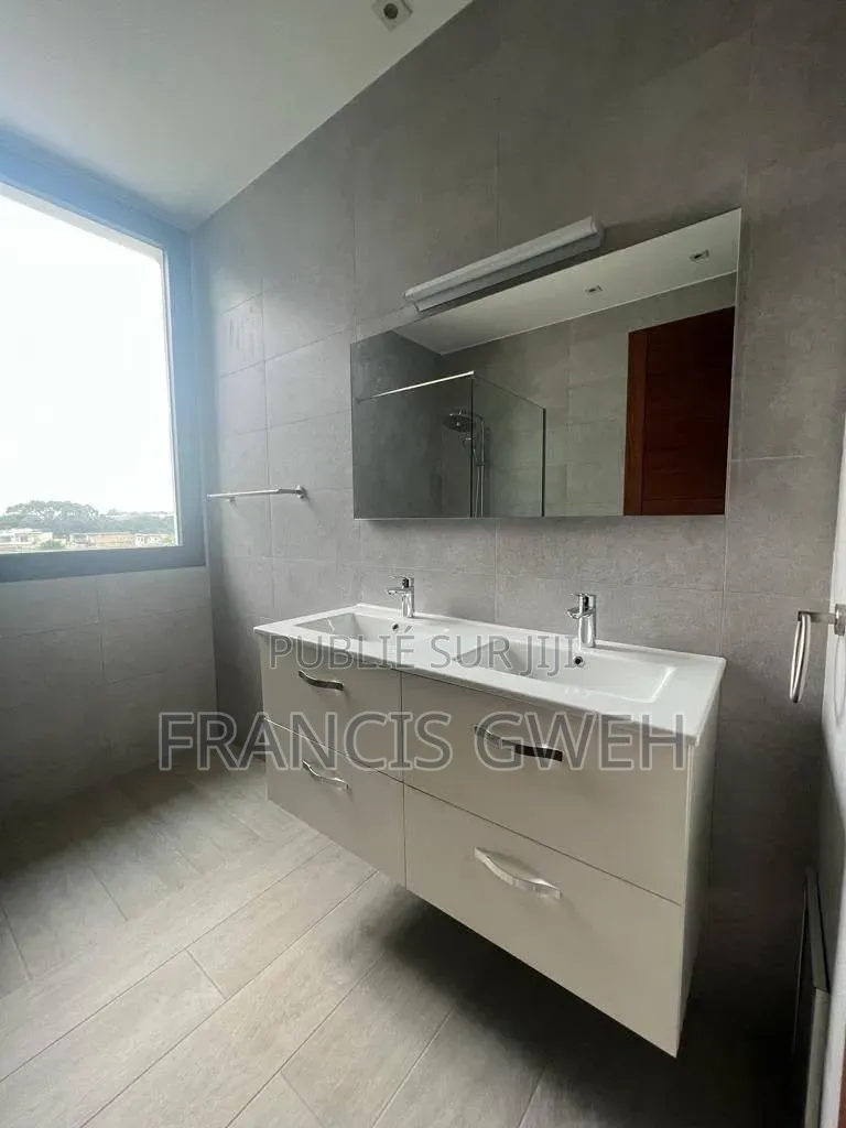 3chbre Duplex dans Francis Gweh, Cocody à Louer