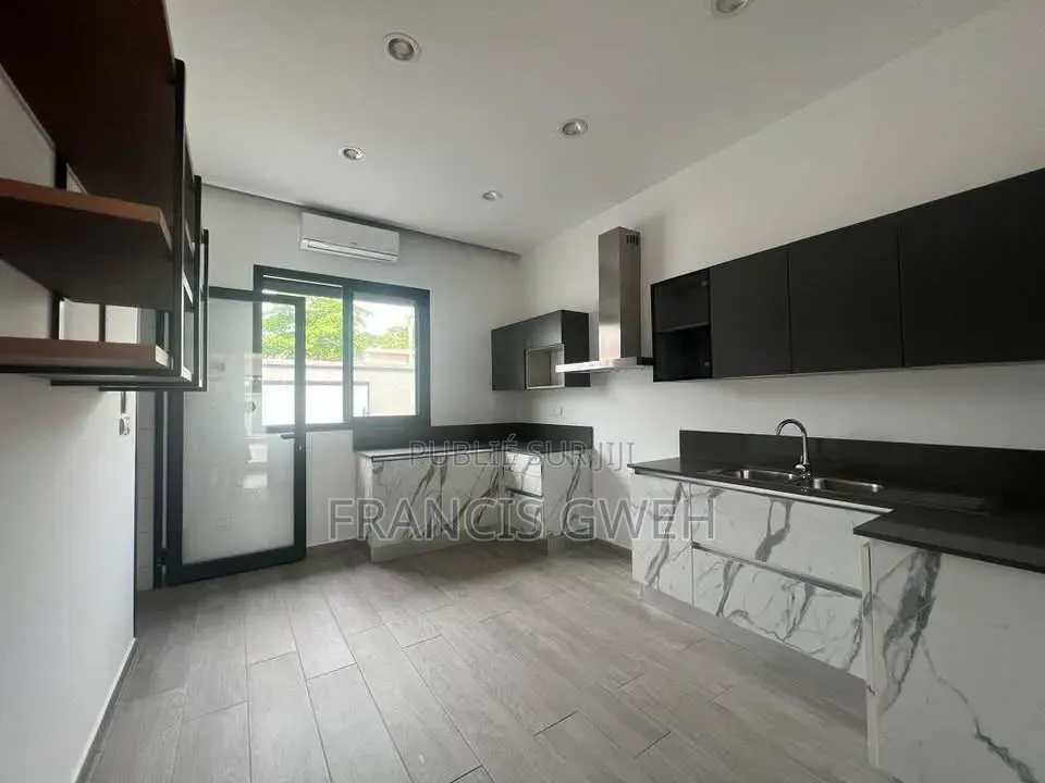 3chbre Duplex dans Francis Gweh, Cocody à Louer