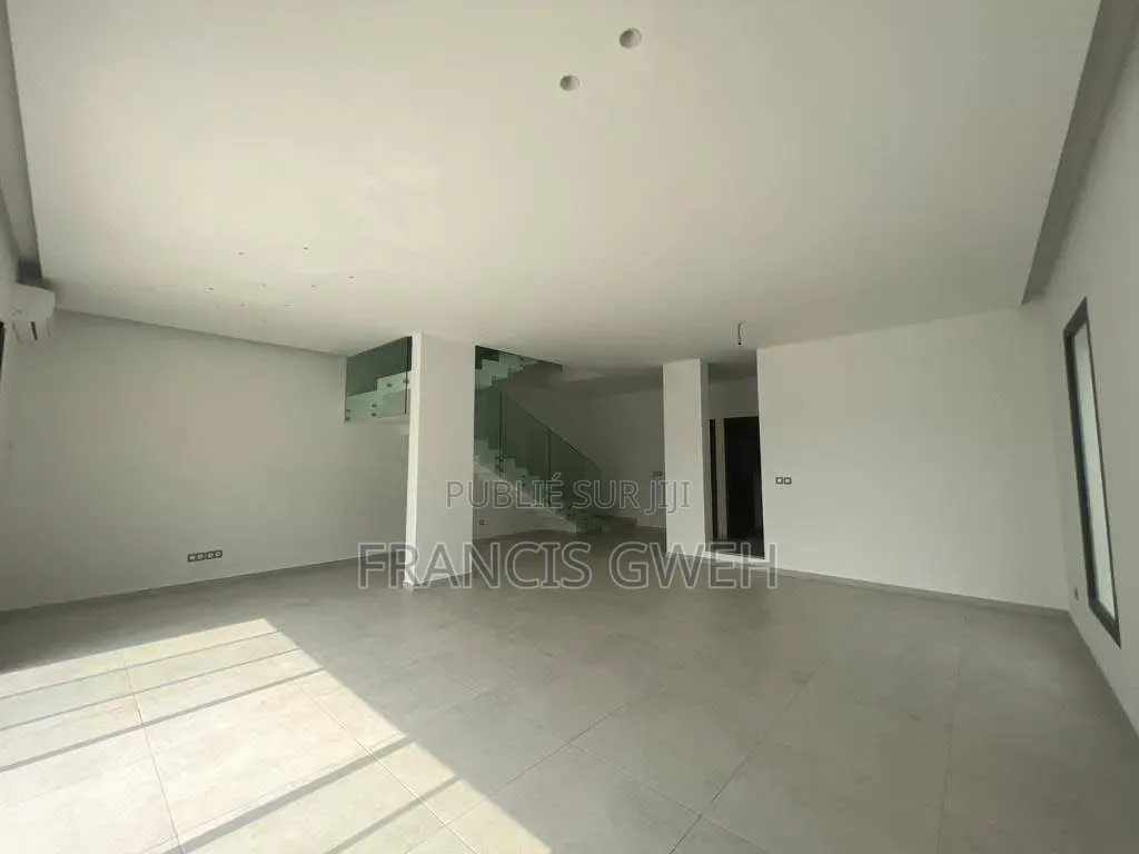 3chbre Duplex dans Francis Gweh, Cocody à Louer