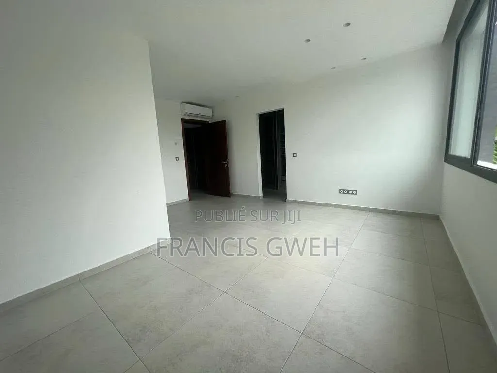 3chbre Duplex dans Francis Gweh, Cocody à Louer