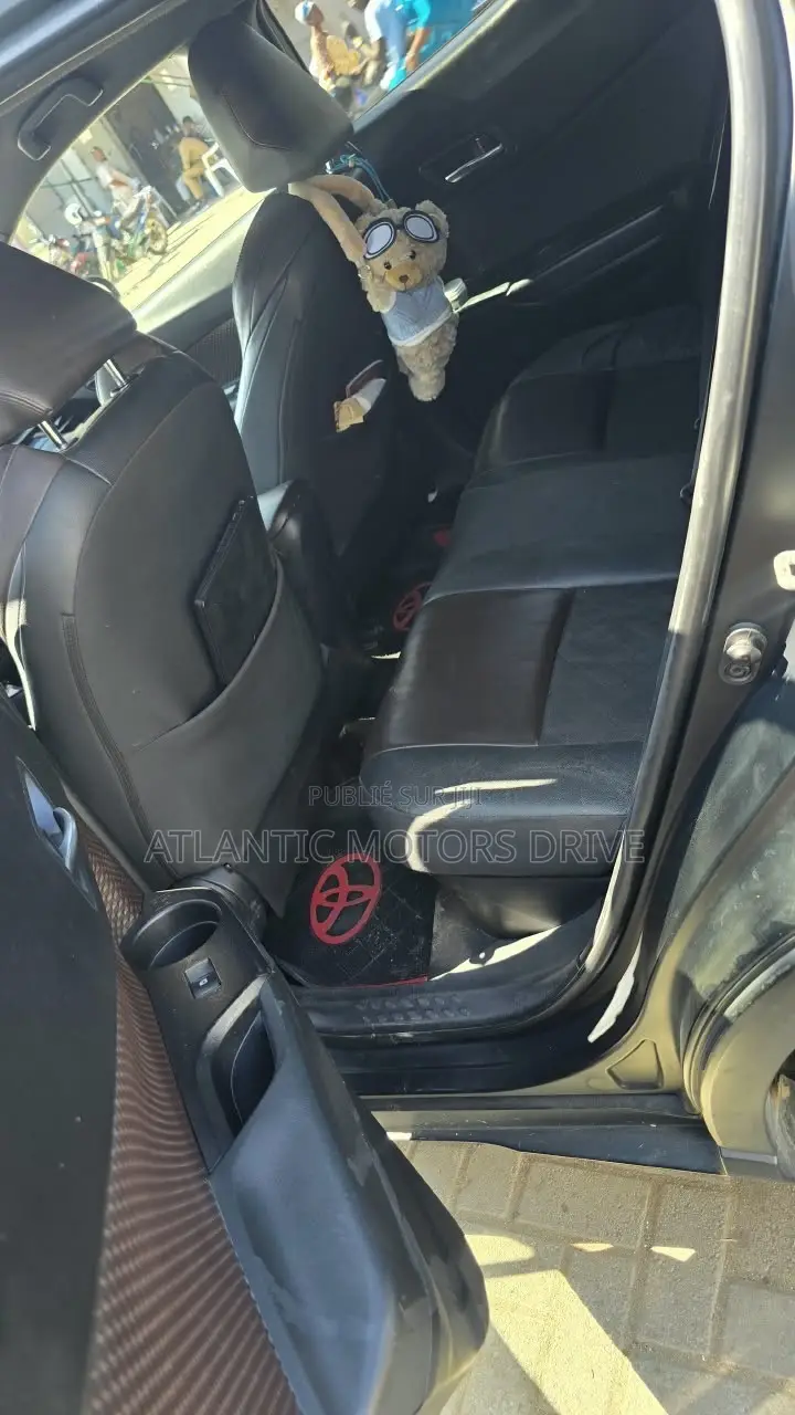 Toyota C-HR XLE FWD Sport Utility (2.0L 4cyl 2AM) 2018 Noir