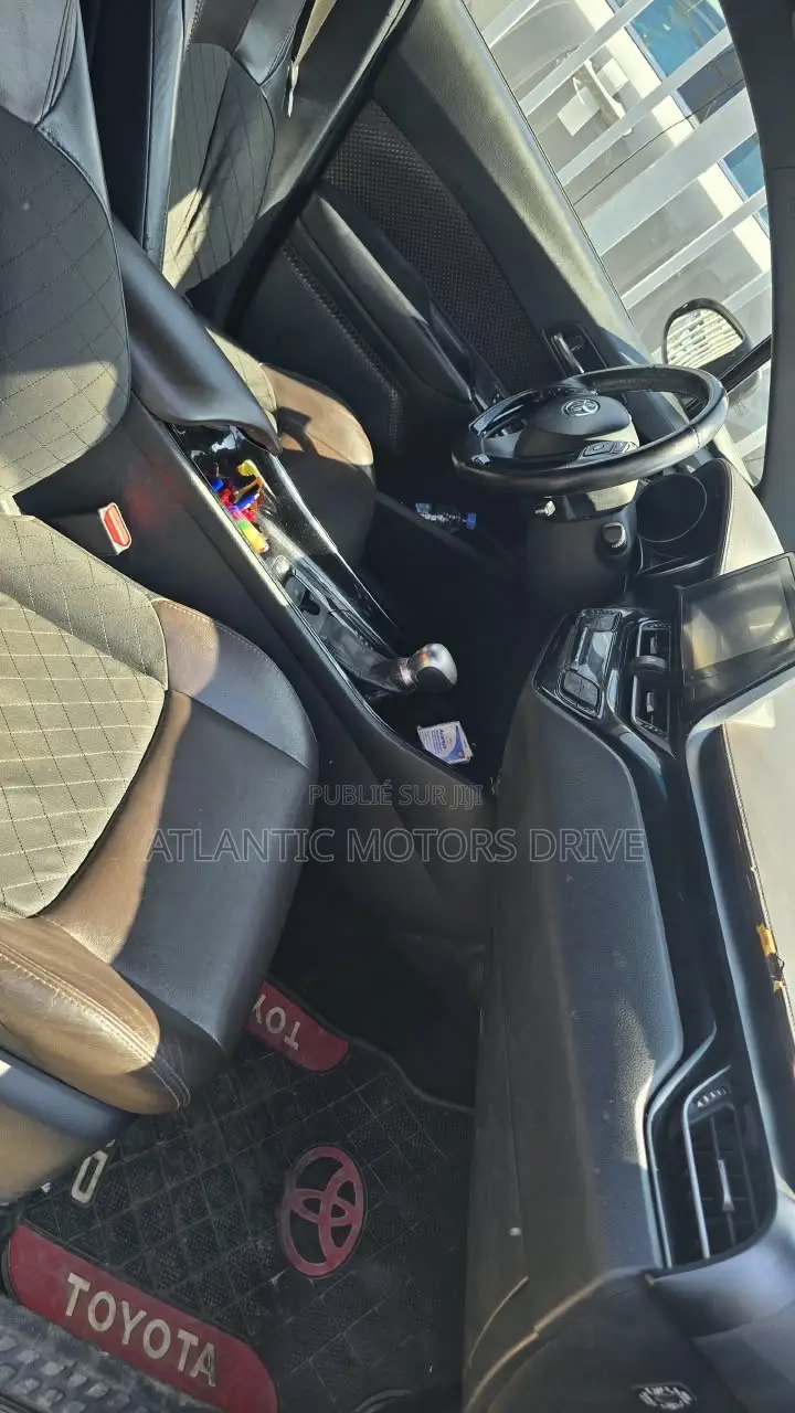 Toyota C-HR XLE FWD Sport Utility (2.0L 4cyl 2AM) 2018 Noir