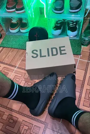 Sandales Yeezy Slide