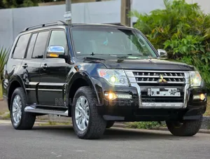 Mitsubishi Pajero 2023 Doré