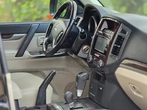 Mitsubishi Pajero 2023 Doré