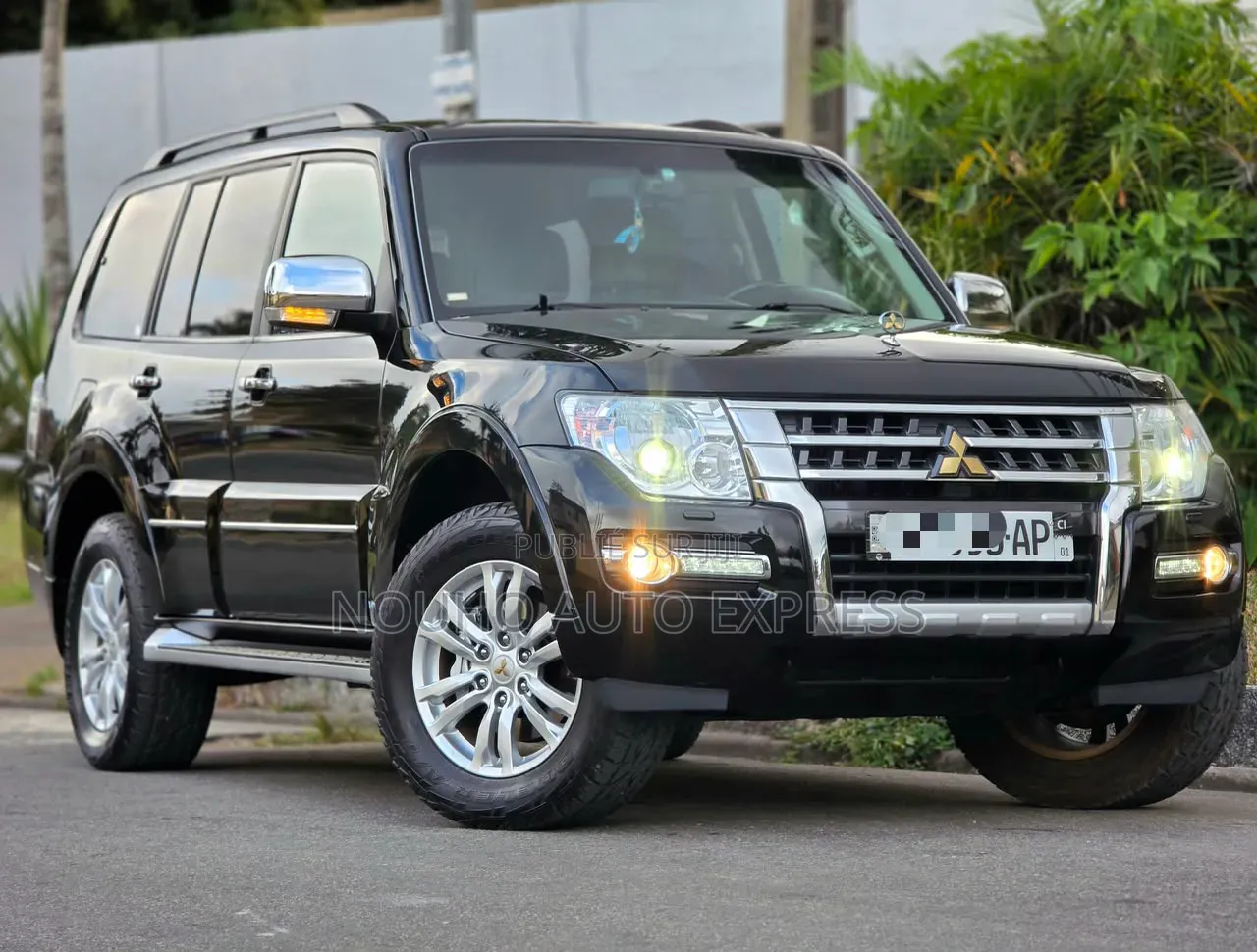 Mitsubishi Pajero 2023 Doré