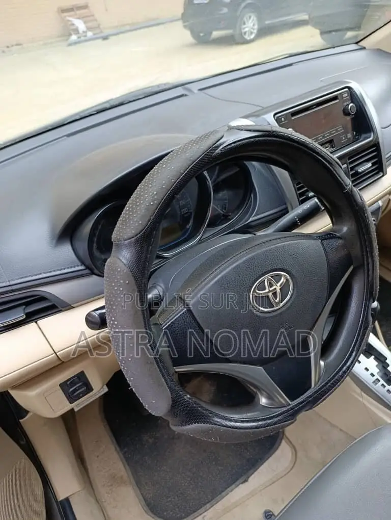 Toyota Yaris 2015 Marron