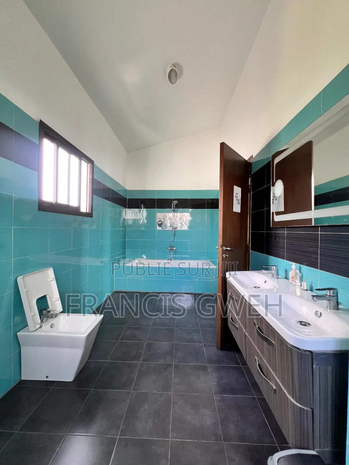 6chbre Duplex dans Francis Gweh, Cocody à Louer